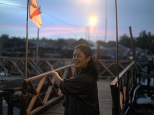 一年中ホタルが飛び交う夜を見せたくて　インドネシア・ビンタン島の「水先案内人」