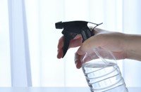 水の霧吹きでニットの肩部分を濡らそう※画像はイメージです（tamayura39/stock.adobe.com）