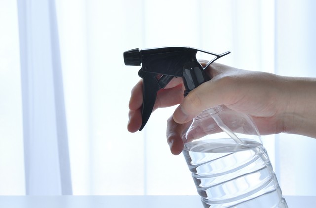 水の霧吹きでニットの肩部分を濡らそう※画像はイメージです（tamayura39/stock.adobe.com）