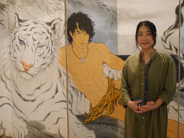 自身の作品をバックに、キュレーターを務めた木村了子＝都内
