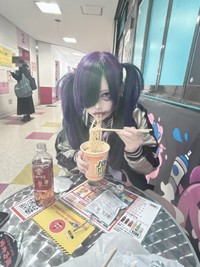 別の日にもカップ麺を食べる女子高生。こちらはメイクあり…！