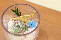 ババロアやゼリーなどを地層に見立てて、恐竜もなかを添えた「ジオラマスィーツ」1,000円。内容は季節によって変わる