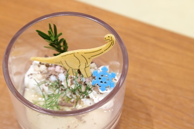ババロアやゼリーなどを地層に見立てて、恐竜もなかを添えた「ジオラマスィーツ」1,000円。内容は季節によって変わる
