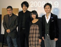 （左から）中田秀夫監督、松山ケンイチ、福田麻由子、南原清隆＝2007年