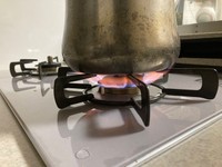 加湿器を使うとこのようにコンロの炎が赤くなる（Yuji Fujimotoさん提供）