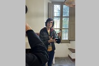 ポロンを手に取り説明するマス・ミロ財団のアイーダさん