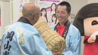 米俵を受け取る木村葵来選手　岡山県農業会館