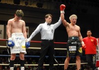 再起戦で判定勝ちした伊吹遼平（右）＝2025年2月撮影