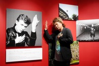 あこがれのデヴィッド・ボウイさんと同じポーズを披露するお笑い芸人のレイザーラモン・ＲＧ（2022年撮影）