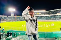 フリーアナウンサーの清水健さん。息子さんと野球観戦（本人の公式Xから）
