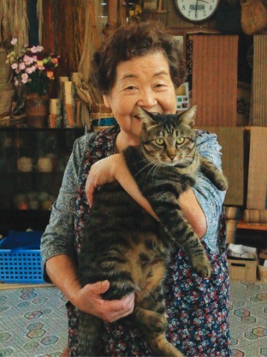 雪子さんとトラスケ。「ダーンと言ってお腹をつつくと、どんな体勢でもコロンと倒れるのよ」