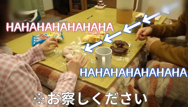 食後のドーナツを半分こする夫婦／YouTubeチャンネル「丁寧じゃない暮らし。もも子」（@momoko_zubora）提供