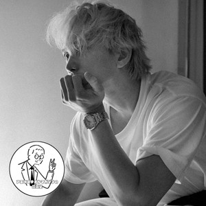 町田啓太さんと5本の美しい腕時計。