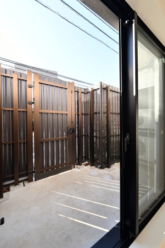 高さ２ｍのフェンスで囲まれた専用庭（1階のみ）付き。マンション全体の造りとして、吹き抜けを採用しどの部屋からも採光が広く取られています。猫の大好物の日だまり、が確保されたマンション