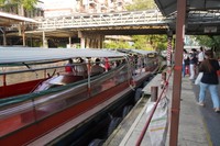バンコクを東西に流れるセーンセープ運河にある船着き場。鉄道の駅も近く、帰りを急ぐ通勤客らが足早に乗り込んでいった