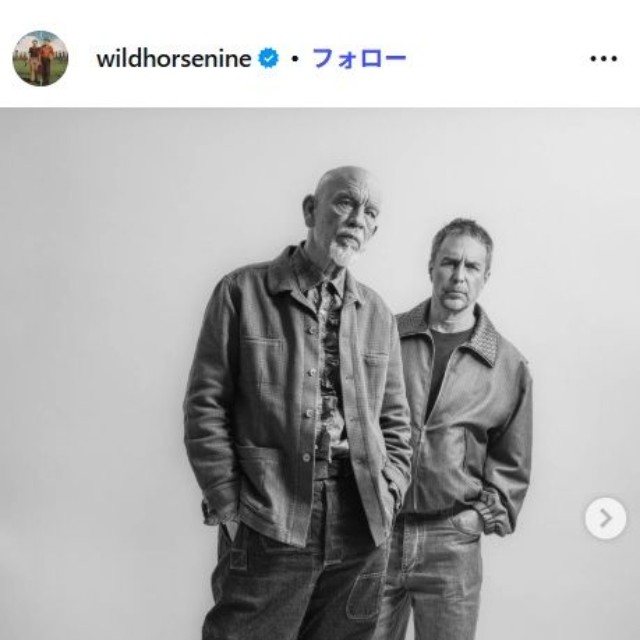 映画「ワイルド・ホース・ナイン」のインスタグラム@wildhorsenineより ジョン・マルコヴィッチ、サム・ロックウェル