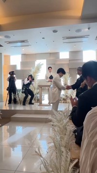 父からグローブを受け取る新郎／たくまさん（@oya_taku0714）提供