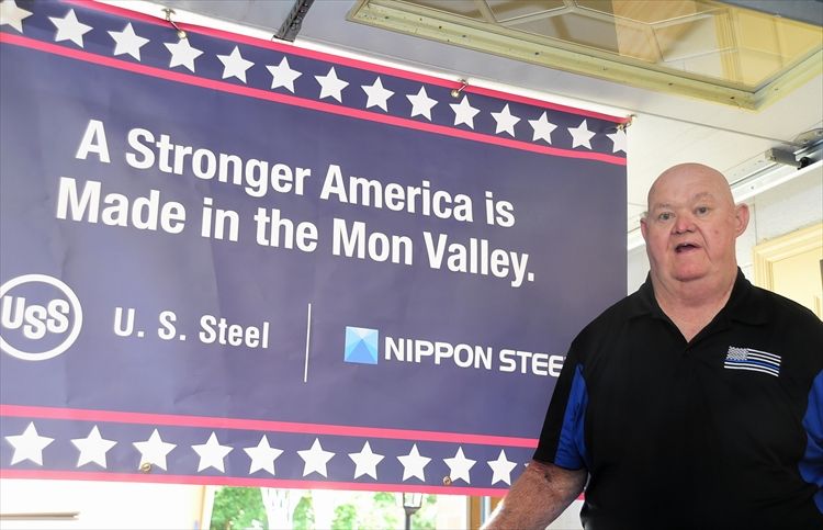 USスチールの製鉄所が立地する町の町長クリス・ケリーさん。日本製鉄によるUSスチールの買収成立を受け、自宅に「より強い米国はモンバレーでつくられる」と書かれた旗を飾った。モンバレーと呼ばれる地元の川べりには、USスチールの製鉄所がいくつも連なる=2025年9月15日、米ペンシルベニア州、榊原謙撮影
