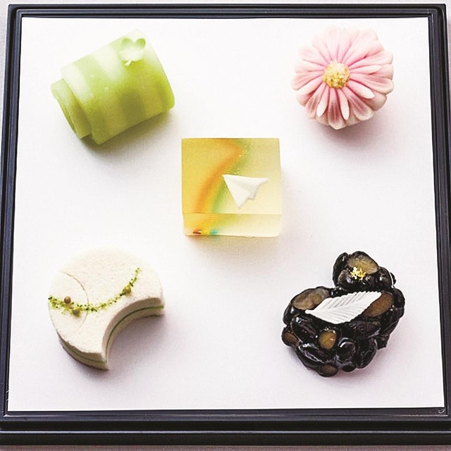 グランプリを受賞した上生菓子の「五つ盛（もり）」。タイトルは「平和な未来に思いをのせて」
