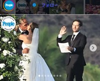 元妻ジェニファー・メイヤーの結婚式で司式を務めるトビー・マグワイア＝「People」誌のインスタグラム＠peopleより
