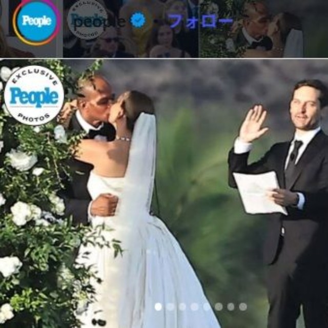 元妻ジェニファー・メイヤーの結婚式で司式を務めるトビー・マグワイア＝「People」誌のインスタグラム＠peopleより