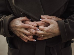  彼らが夫婦になって30年以上。最近婚姻届けを出したそのわけは