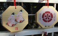 神社の紋章が入ったシールが貼られた絵馬。7～8割がの人がシールを利用しているという（猿田彦神社提供）