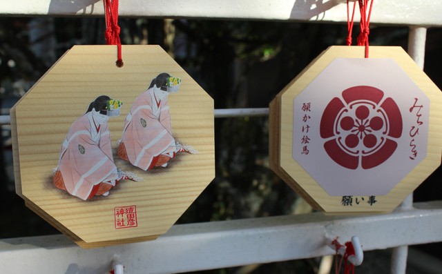 神社の紋章が入ったシールが貼られた絵馬。7～8割がの人がシールを利用しているという（猿田彦神社提供）