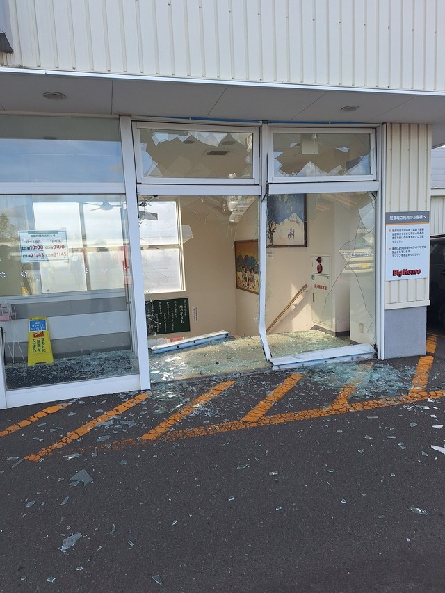 屋上駐車場を突き破った跡（提供：さとうもときさん）