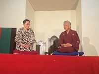 第２回平安寄席で後輩の桂鯛蔵さん（左）と話す米二さん＝２０２５年７月５日、米二さん提供
