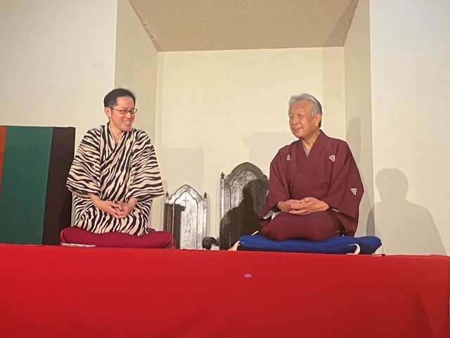 第２回平安寄席で後輩の桂鯛蔵さん（左）と話す米二さん＝２０２５年７月５日、米二さん提供
