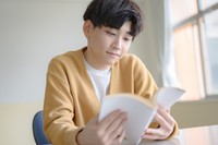 高2の兄が“代読”することに（photoACより「YUTO@PHOTOGRAPHER」さん撮影、イメージ画像）