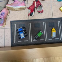 マットの上にバック駐車された車と電車／花太郎ままさん（@zubora.umama）提供