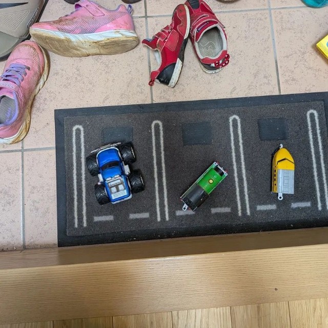 マットの上にバック駐車された車と電車／花太郎ままさん（@zubora.umama）提供