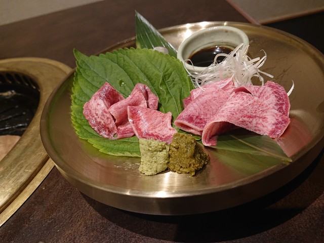 肉好きにはたまらないタン刺しも