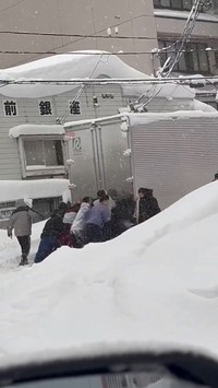 トラックを助けようとする若者たち（RYOTAさん提供）