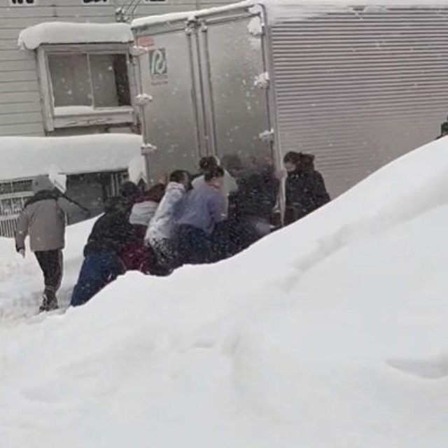 トラックを助けようとする若者たち（RYOTAさん提供）