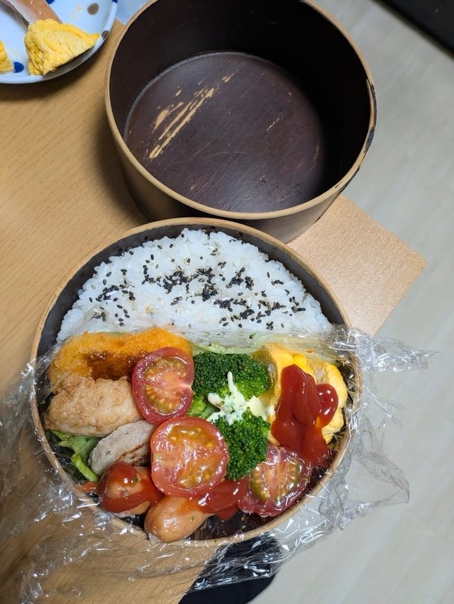 4日目のお弁当。わっぱを使い、レンチン卵焼きにも挑戦／Yuji Nodaさん（@yuuuuuzi）提供