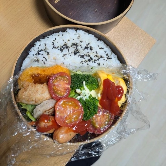 4日目のお弁当。わっぱを使い、レンチン卵焼きにも挑戦／Yuji Nodaさん（@yuuuuuzi）提供