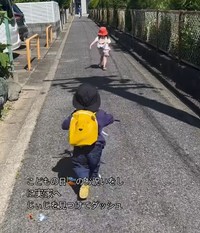 大好きなじぃじの元へ駆け出す姉弟