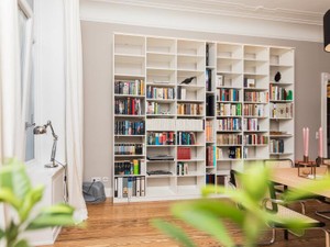 真っ黒な紙、透ける和紙、雪景色の広告…。お気に入りに染める私の本棚