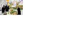 曙太郎さんの葬儀に参列した元関脇高見山、元東関親方の渡辺大五郎さん（中央）＝都内