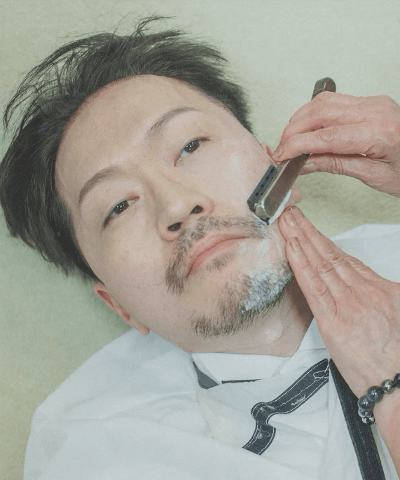 カツラを外し、理容師をしている叔母が髭剃りを担当／投稿主さん提供