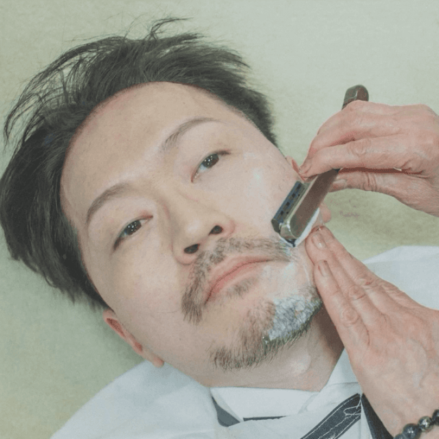 カツラを外し、理容師をしている叔母が髭剃りを担当／投稿主さん提供