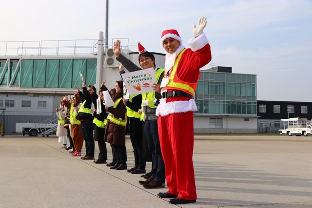 「素敵なクリスマスを」仮装したスタッフらがお見送り（スターフライヤー提供）