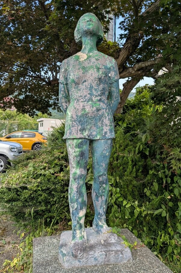 美山中に立つ作品「希望」。銘板によると１９７０年、前身の北星中創立２０周年記念で作られた