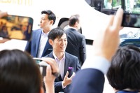 演説後、報道陣に囲まれる石丸伸二氏