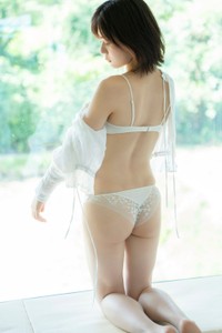 清水麻璃亜の1st写真集（KADOKAWA）より＝撮影・佐藤佑一