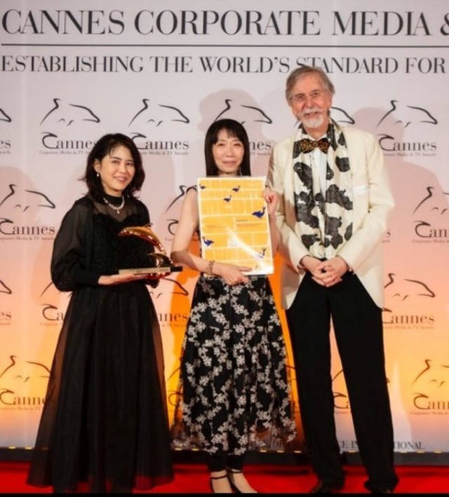 授賞式で記念写真に納まる須原代表（中央）