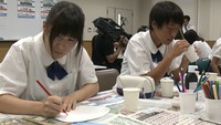 高校生が伝統工芸「丸亀うちわ」の絵付けを体験　高松市